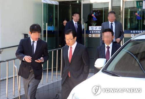 법정 나서는 이현재 의원 [연합뉴스 자료사진]