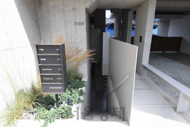 무목적은 1층 입구를 막지 않고 연결해 오가는 시민 누구나 필운대로에서 자하문로로로 걸어갈 수 있도록 배려했다. /권욱기자