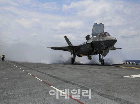 F-35B 전투기가 미 해군 강습상륙함인 와스프(LHD-1)에서 이륙하고 있다. [사진=록히드마틴]