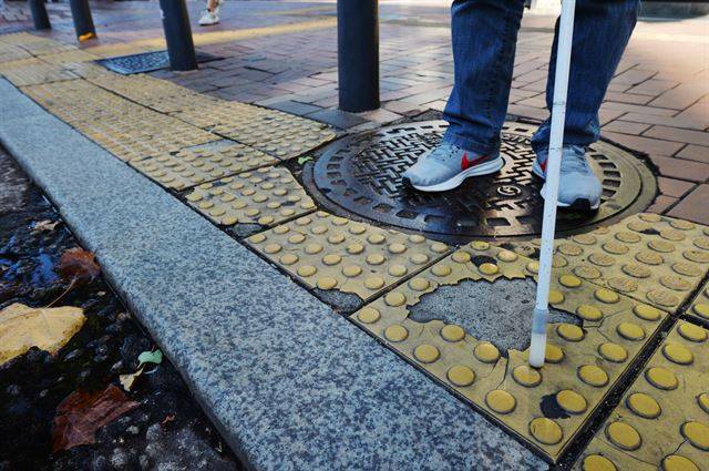 [파손된 점자블록] 8일 서울 종로구 종로3가의 횡단보도 앞에 설치된 점형 블록 중 일부가 심하게 파손돼 있다.