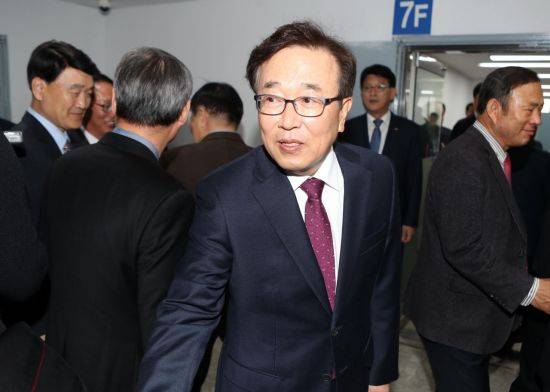 서병수 전 부산시장이 지난 4월8일 부산 동구 초량동에 있는 한 빌딩 7층 마련한 '리더십 4.0 연구소'에서 인사하고 있다. [이미지출처=연합뉴스]