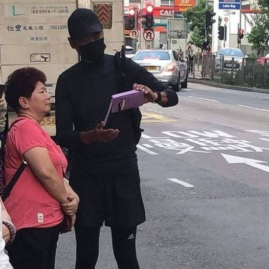거리 시위에 참석했다고 추측되는 주윤발의 모습. 중국 언론은 주윤발의 참석이 근거가 없다고 반박했다.