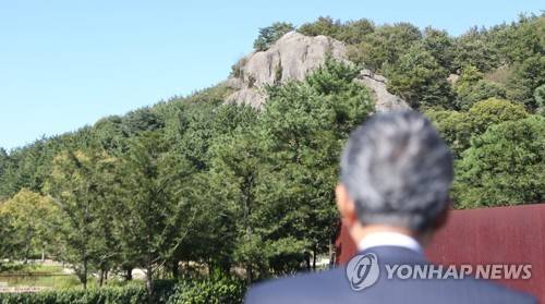 부엉이바위 바라보는 하토야마 전 총리 (김해=연합뉴스) 박정헌 기자 = 하토야마 유키오(鳩山由紀夫) 전 일본 총리가 11일 오후 경남 김해시 봉하마을을 찾아 노무현 전 대통령 묘역에 참배한 뒤 부엉이바위를 바라보고 있다. 2019.10.11 home1223@yna.co.kr