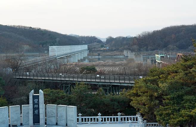 경기 파주시 문산읍 임진각광장 망배단 뒤편에 자리한 임진강 독개다리(오른쪽). 임진강 남북을 잇는 유일한 통로였으나 한국전쟁으로 파괴됐다.