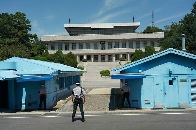경기 파주시 비무장지대 군사분계선상에 있는 판문점에서 남쪽 군인이 북쪽 움직임을 주시하고 있다.