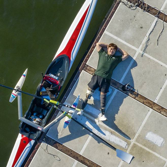 연습을 마친 하재헌 선수가 선착장에 누웠다. 그는 다음주에 열리는 전국장애인체전에서 우승을, 2020 도쿄 패럴림픽 출전과 2024 파리 패럴림픽에서의 금메달이 선수로서의 목표라고 말했다. 장진영 기자