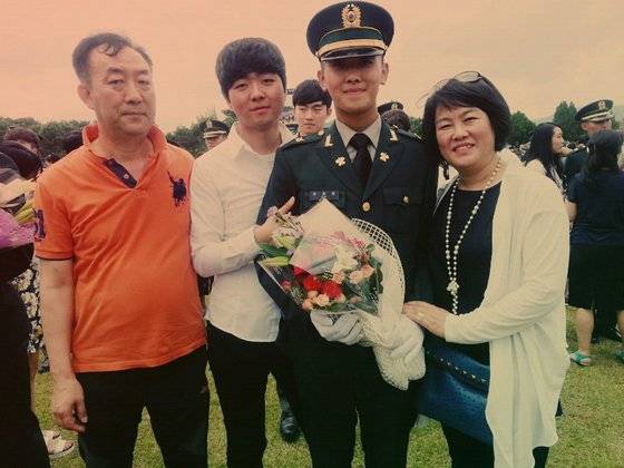 임관식에서 가족들과 함께. [사진 하재헌]