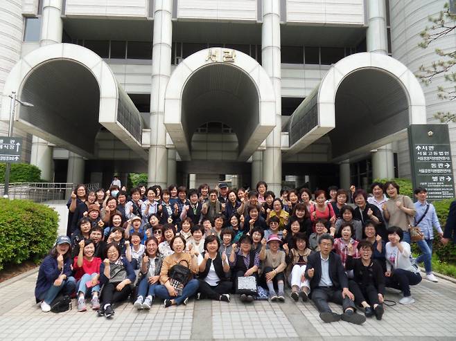 원풍동지회 회원 70여명이 지난 5월17일 서울고등법원에서 열린 국가 상대 손해배상 청구 재심 소송에서 법원의 ‘화해권고’ 판단을 받아낸 뒤 기념사진을 찍고 있다.  원풍동지회 제공