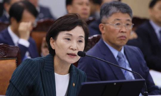 김현미 국토부 장관이 지난 2일 정부세종청사 국토부에서 열린 국회 국토교통위원회 국정감사에서 의원 질의에 답변하고 있다.<연합뉴스>
