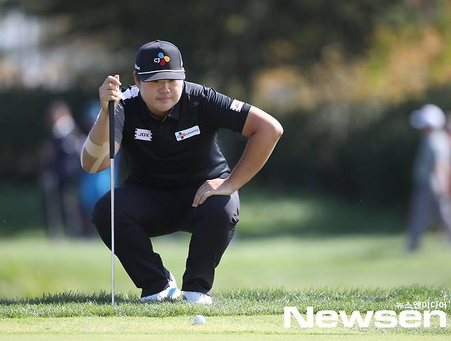 제네시스 챔피언십 최종 4라운드 7번홀 그린 라이를 살피는 임성재.