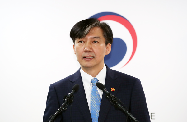 조국 법무장관이 14일 오전 경기도 정부과천청사에서 특수부 축소 등을 주요 내용으로 하는 검찰개혁안을 발표하고 있다. /연합뉴스