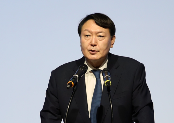 윤석열 검찰총장이 지난달 25일 인천 파라다이스시티 호텔에서 열린 29차 마약류퇴치국제협력회의(ADLOMICO) 개회식에서 개회사를 하고 있다. /연합뉴스