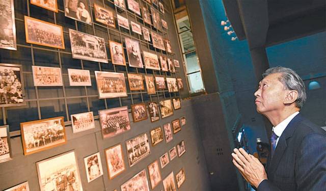 하토야마 유키오 전 일본 총리가 12일 부산 남구 국립일제강제동원역사관에서 강제징용 피해자들의 사진을 바라보며 손을 모아 애도하고 있다. 일제의 강제동원 실상을 알리고 희생자를 애도하기 위해 2015년 문을 연 이 역사관에 하토야마 전 총리가 일본 정치인 가운데 처음으로 방문했다. 부산=뉴시스