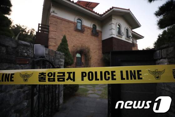 수 겸 탤런트 설리(25.본명 최진리)가 14일 오후 자택에서 숨진 채 발견됐다. 경기도 성남시 수정구 소재 설리의 자택도 통제됐다. /사진=뉴스1