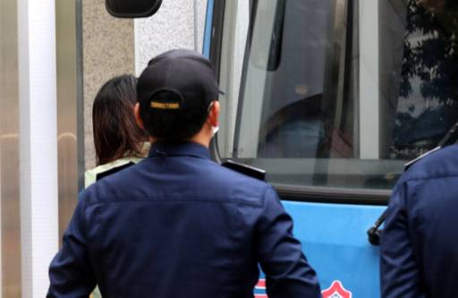 전남편을 살해한 혐의로 구속기소된 고유정이 14일 다섯 번째 재판을 받기 위해 제주지법으로 이송되고 있다. 연합뉴스