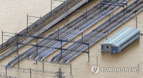 태풍에 물에 잠긴 신칸센 차량기지 (나가노 EPA/지지=연합뉴스) 강력한 태풍 '하기비스'의 영향으로 13일 일본 나가노(長野)현 나가노시에서 고속철도 신칸센(新幹線) 차량기지의 열차들이 범람한 물에 잠긴 모습. bulls@yna.co.kr