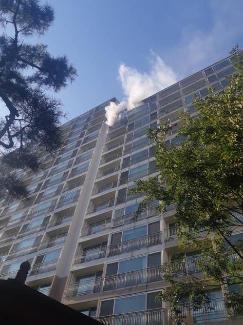 불이 난 화성시 아파트 [경기도소방재난본부 제공. 재판매 및 DB 금지]