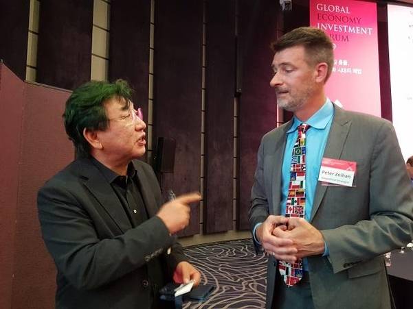 김상협(왼쪽) 카이스트 지속발전연구센터장과 피터 자이한이 지난 10일 서울 소공동 웨스틴조선호텔에서 열린 ‘2019 글로벌경제·투자포럼’에서 대화를 나누고 있다./ⓒ조선비즈