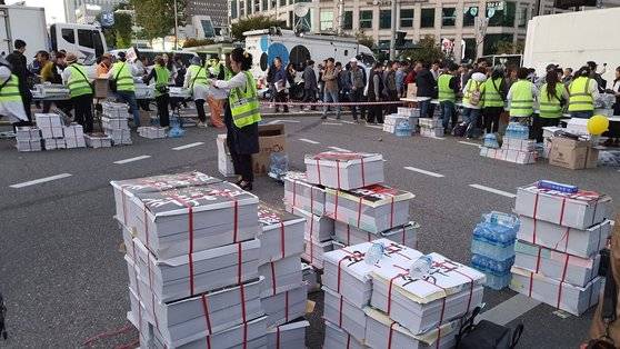 오후 4시엔 이미 피켓을 든 인파로 거리를 가득 메웠다. 오후 6시에도 피켓이 쌓여 있었다. 안혜리 기자