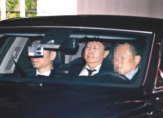 윤석열 검찰총장이 14일 오후 대검찰청에서 퇴근하고 있다. 검찰에 따르면 윤 총장은 조국 법무부 장관의 사의 표명 사실을 전해 들은 뒤 아무 말도 하지 않은 것으로 확인됐다. [연합뉴스]
