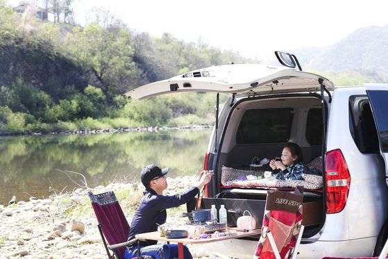 SUV나 밴 차량을 활용해 숙박을 하며 캠핑을 즐기는 '차박'이 유행이다. [중앙포토]