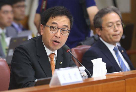 더불어민주당 금태섭 의원이 2일 서초동 대법원에서 열린 국회 법사위 국정감사에서 질의를 하고 있다. 2019.10.2     hama@yna.co.kr/2019-10-02 12:07:21/