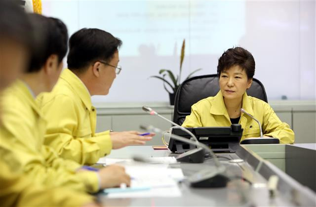 세월호 7시간 30분 뒤  - 박근혜 전 대통령이 2014년 4월 16일 세월호 사고 상황 발생을 보고 받은 지 7시간 30분 만에 서울 세종로 정부서울청사 중앙재난안전대책본부를 방문해 보고를 받고 있는 모습.청와대 제공