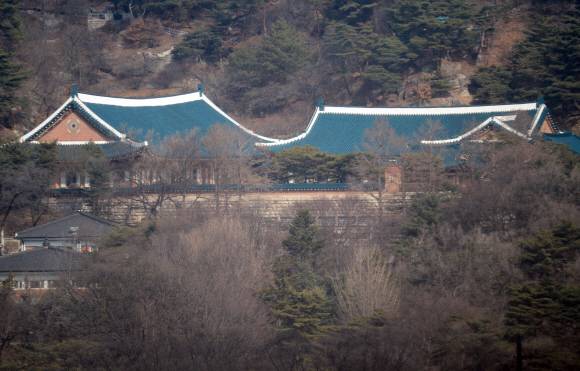 적막감 싸여 있는 靑 - 박근혜 대통령에 대한 헌법재판소의 탄핵심판 선고를 하루 앞둔 9일 청와대 관저가 적막에 싸여 있다.정연호 기자 tpgod@seoul.co.kr