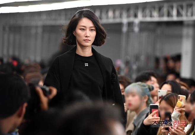 2020 S/S 서울 패션위크 디그낙 패션쇼에 참석한 이현이. 사진=조은정 기자 new@hankooki.com