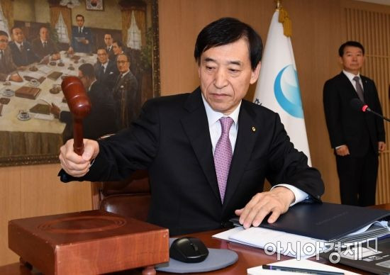 이주열 한국은행 총재가 16일 서울 중구 한국은행에서 열린 금융통화위원회 회의를 주재하고 있다./김현민 기자 kimhyun81@