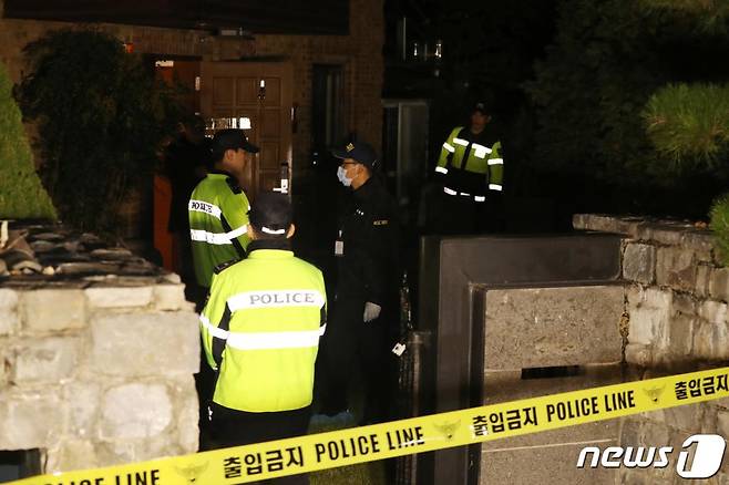 가수 겸 탤런트 설리(본명 최진리)가 14일 오후 자택에서 숨진 채 발견됐다. 이날 오후 경기도 성남시 수정구 소재 설리의 자택이 통제되고 있다. /사진=뉴스1