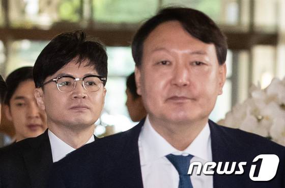 한동훈 대검찰청 반부패강력부장(왼쪽)과 윤석열 검찰총장. /사진=뉴스1