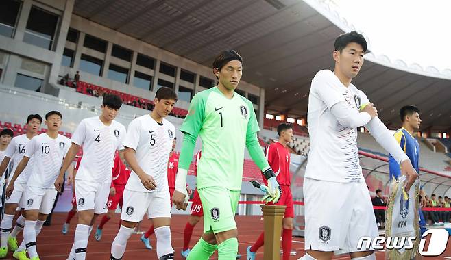 15일 북한 평양 김일성경기장에서 열린 2022년 카타르월드컵 아시아지역 2차 예선 한국과 북한의 경기에서 손흥민 등 선수들이 경기장에 입장하고 있다. 파울루 벤투 감독이 이끄는 축구 대표팀은 이번 경기에서 0-0 무승부를 거뒀다. (대한축구협회 제공) 2019.10.15/뉴스1 © News1 성동훈 기자
