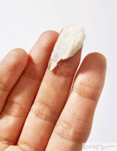 대나무/밀 셀룰로오스,  맥주 효모 추출물, 갈락토미세스 등 자연 유래 스킨케어 성분을 발효해  마치 손으로 섞어 제작한 듯 숨 쉬는 반죽 느낌의 제형을 경험할 수 있다.