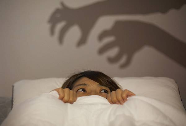 가위눌림이라 불리는 수면마비는 불규칙한 수면 습관, 수면 부족, 잦은 음주 등이 원인이 된다./사진=헬스조선 DB