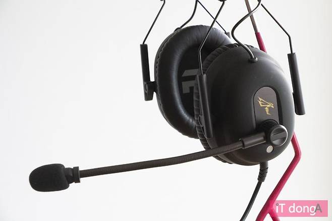 소믹 G936은 2개의 마이크를 이용해 노이즈 캔슬링을 실현한다.