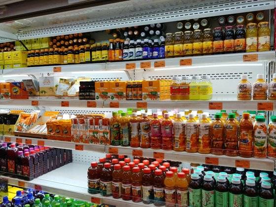 몽골 울란바토르 한 식료품점 내에 진열된 차차르간 가공 제품들(2,3번째열). 차차르간은 '비타민 나무'로 불리며, 몽골 사람들이 민간약, 차 등으로 많이 이용해온 열매다. 김정연 기자