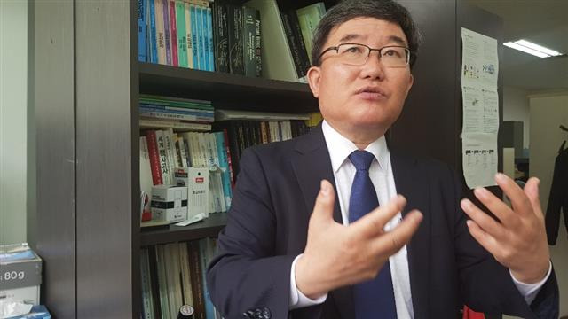 지난 10일 대전에서 만난 이정윤 원자력안전과미래 대표가 후쿠시마 원전사고 이후 일본 관리 대책의 부실함과 후진성에 대해 설명하고 있다.