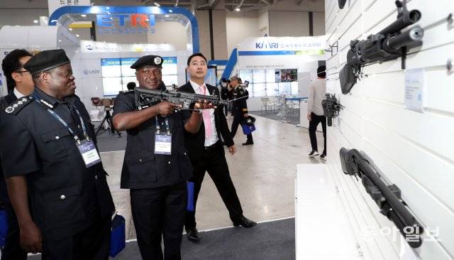 한국의 무기 살펴보는 외국의 경찰 관계자들