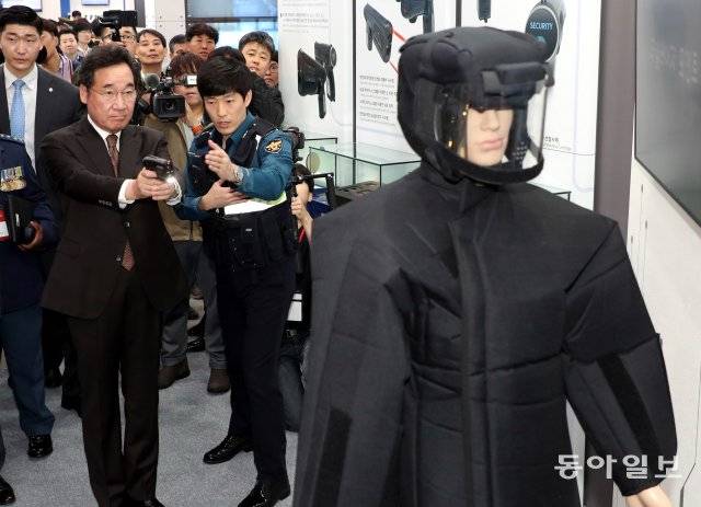 테이저건 직접 쏴보는 이낙연 총리