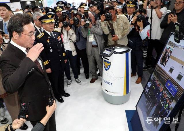 이낙연 국무총리가 실시간으로 세종시에 있는 한솔지구대원들과 재난안전통신망을 이용해 인사를 나누고 있다.