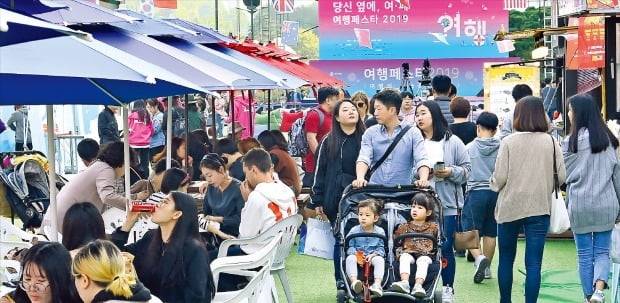 도심 여행문화축제 ‘여행페스타 2019’가 20일 막을 내렸다. 한국경제신문사와 서울 강남구, 한국무역협회, 코엑스마이스클러스터위원회가 주최하고 코엑스가 주관해 ‘여행의 기술’을 주제로 열린 이 행사에는 사흘 동안 11만 명이 넘는 시민이 방문했다.  /김범준  기자  bjk07@hankyung.com