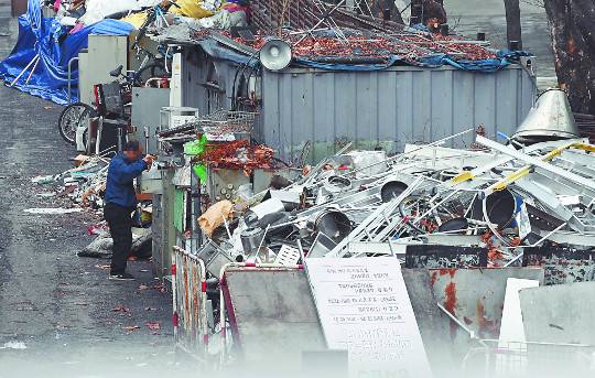 ‘현대판 노예’ 피해자 A씨가 지난해 3월 8일 서울 송파구 잠실야구장 옆 분리수거장 서랍에서 식사를 위해 빵을 꺼내고 있다. 김지훈 기자