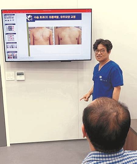 담소유병원 이성렬 박사(서 있는 이)가 지난 26일 여성형유방증 관련 내용을 모니터에 띄워놓고 환자에게 설명하고 있다.