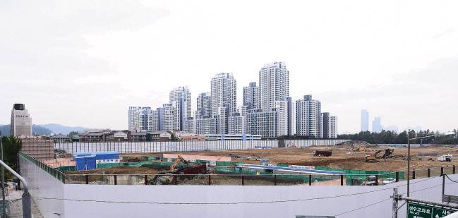 이달말 민간택지 분양가 상한제 시행을 앞두고, 일반 분양분의 통매각을 둘러싼 정부와 조합원들간의 갈등이 커지고 있다. 사진은 기업형 임대사업자 선정 입찰을 공고한 서울 서초구 신반포3차·경남아파트(원베일리)의 재건축 공사 현장. 아파트 공사 현장 뒤로 아크로리버파크의 모습이 보인다. [이상섭 기자/babtong@]