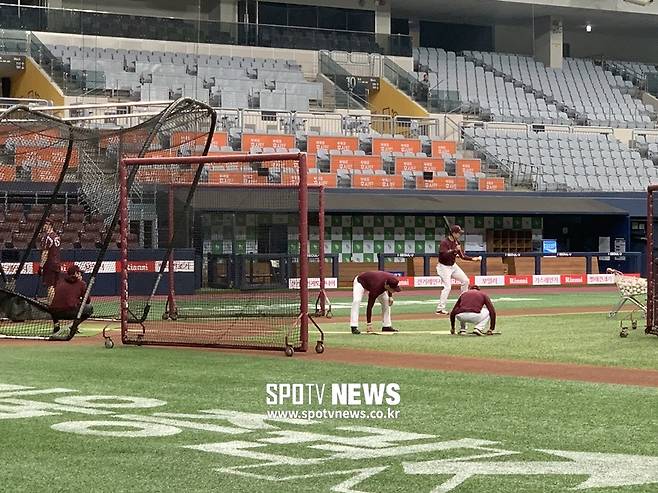 ▲ 타격 훈련 전 리본용 끈을 설치하고 있는 키움 선수단. ⓒ고척돔, 고유라 기자