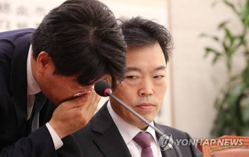 굳은 표정의 김오수 차관 (서울=연합뉴스) 이진욱 기자 = 김오수 법무부 차관(오른쪽)이 21일 국회에서 열린 법제사법위원회 국정감사에 참석, 관계자와 이야기하고 있다. 2019.10.21 cityboy@yna.co.kr