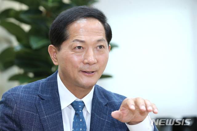 인터뷰 하는 이재준 고양시장.(사진=고양시 제공)