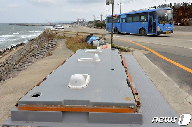 23일 경북 포항시 북구 흥해읍 용한리 해수욕장 공중 화장실이 파손된 채 방치되고 있다. 2019.10.23/뉴스1 © News1 최창호 기자