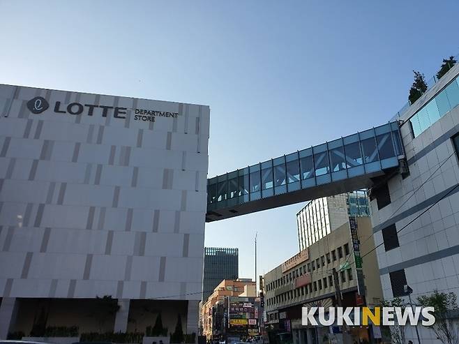 특혜논란에 휩싸인 롯데백화점 안산점의 신관과 구관을 잇는 연결통로